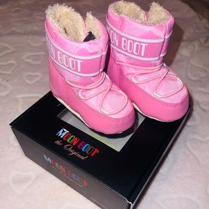 Little girl moon boots size 4/5